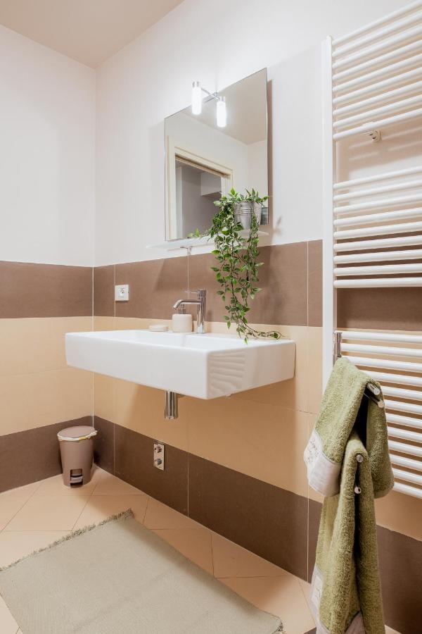 Il Cortile Di Elisa & Our Flats Bed & Breakfast ลุคคา ภายนอก รูปภาพ